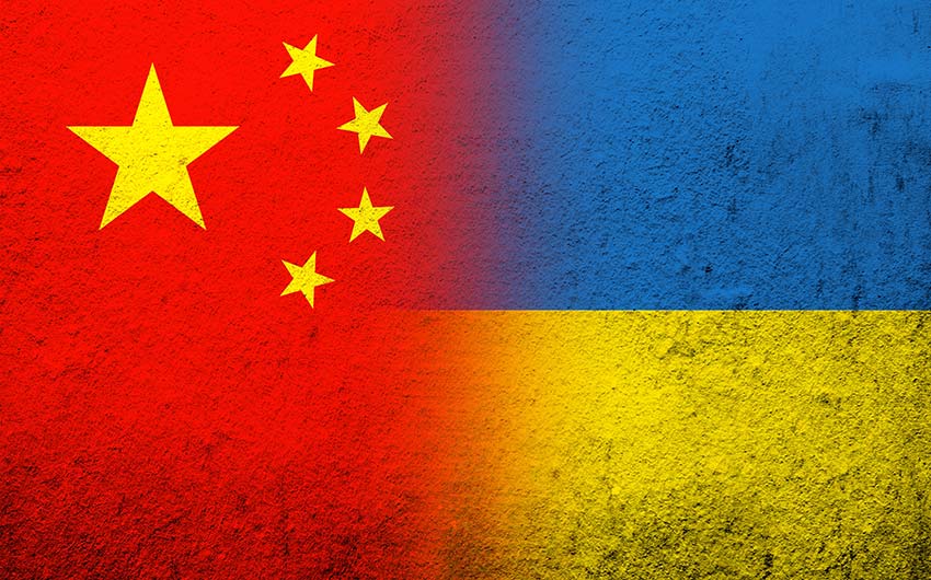 Bidlkollage der chinesischen und ukrainischen Nationalflaggen